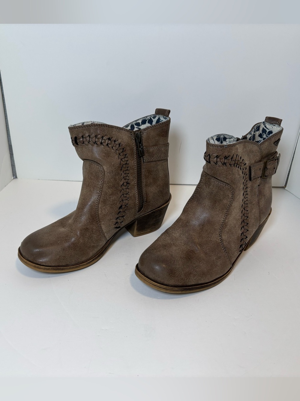 Roxy Brown ankle boots with decorative stitching and a western vibe size 6